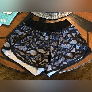 Lululemon Black & white running shorts w/ lining. Size 4 EUC